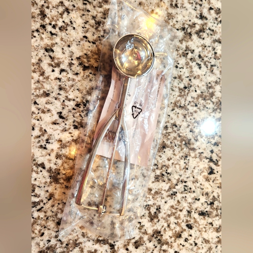NEW Pampered Chef kitchen scoop